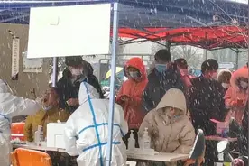 河南多地迎2022年首场降雪 郑州市民感恩“大白”雪中排长队核检视频封面