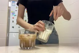 好喝到尖叫！「焦糖玛奇朵咖啡」日常生活volg视频封面