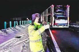 深夜高速大堵车司机等到睡着 交警往返雪地挨个叫醒 鞋底都冻掉了视频封面