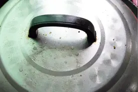 锅盖油污多难清洗？家政阿姨教我一个好方法，锅盖轻松洗干净视频封面