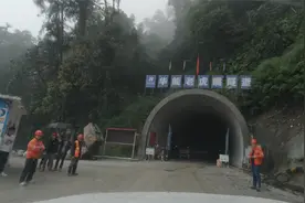 刚刚贯通的老虎嘴隧道，派墨公路最后一个控制性节点工程视频封面