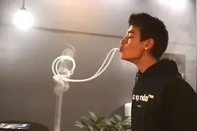 外国小伙花3年苦练吐烟圈，技术出神入化，看着就像变魔术一样视频封面