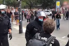 现场！德国警察当街掐住一名老年女性脖子将其一把撂倒视频封面