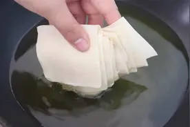 把馄饨皮扔进滚烫的油锅中，瞬间变美食，吃一次就忘不了，真解馋