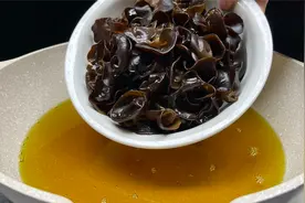 把木耳倒入滚烫的油锅中，瞬间变美食，真是高手在民间，太厉害了