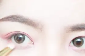 夏季眼妆画不好？分享一个小教程，让你看起来清新自然惹人爱！