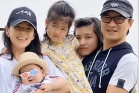 章子怡首晒儿子正脸照，肉脸嘟嘟像汪峰，一家五口温馨同框视频封面
