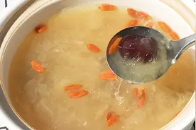 为什么你煮银耳汤不出胶？大厨教你如何炖银耳，很省煤气，出胶快
