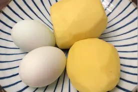 土豆不要炒土豆丝了，加2个鸭蛋，蓬松柔软咸鲜味美，出锅就吃光