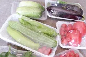 为什么超市里很多蔬菜，要用保鲜膜包着？超市员工告诉你视频封面