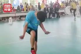 少年30秒跳绳222次获世界冠军 频率超快被称“马达脚”