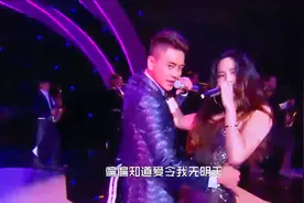 黄宗泽跳舞场面：边唱边跳《饿狼传说》，舞姿和眼神都太撩人了！视频封面