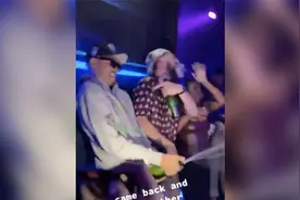 勇士派对尴尬一幕！克莱手拿香槟喷射全场，普尔却连酒都不会开视频封面