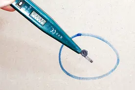 墙上螺丝带电，火线破皮漏电怎么办？修好其实很简单，用不着砸墙