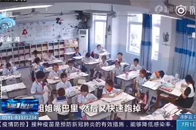 萌娃放学后趁奶奶不注意，偷溜给姐姐送糖，一声姐姐萌化网友视频封面
