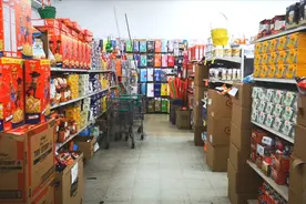 美国一超市专卖过期食品，价格低廉受穷人追捧，店老板：政府允许视频封面