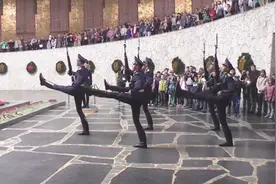 俄罗斯换岗仪式全程，士兵这正步简直太霸气，真不愧为战斗民族视频封面