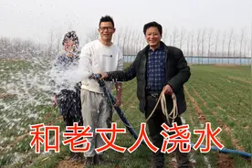 家里小麦干旱，老爸借来大型喷灌机浇地，安装起来却困难重重！视频封面