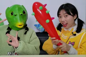 趣味拆箱：搞怪妹子戴绿鱼人头套，惨遭棒槌一顿揍，恶搞闺蜜超逗视频封面