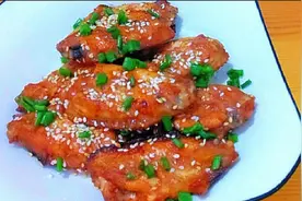 空气炸锅炸鸡翅，酥脆的外皮鲜嫩的鸡肉，加了一种调料口感棒棒哒