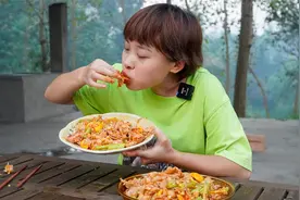 秋妹吃柠檬无骨鸡脚，剔了半天的鸡骨头，两分钟就啃完了视频封面