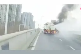 洒水车“最帅”一次出场！逆行开上高架，变身消防车将大火扑灭视频封面