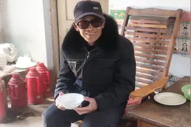 山东农村70岁孤独老人，每月能领多少养老金？晚年生活怎么样？视频封面