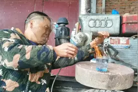 农民把火星溅入95度酒精里面，能把酒精点燃么，结果令人震惊视频封面