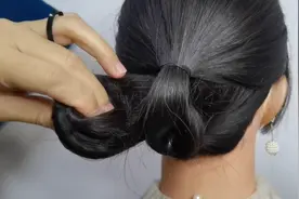 这种贵妇卷包发型其实很简单，记住这方法，不挑发量速成还好看视频封面