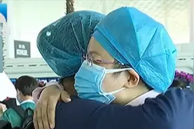 春日凯旋归！十多支援鄂医疗队汇聚武汉天河机场，与“战友”告别视频封面