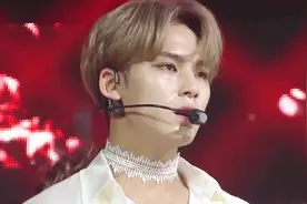 SEVENTEEN新曲销量70万！最新现场公开，纯白造型帅出新高度