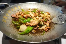 在长沙吃全国小炒肉大王，跟北京的费大厨比，差了十万八千里视频封面