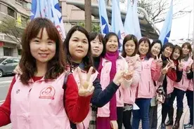 台湾调查：两岸婚姻出现“大退潮”趋势 看岛内人士怎么解释的视频封面