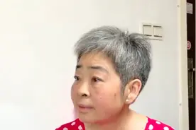 女儿每月退休金过万，却偷走母亲10万养老钱，被揭穿还理直气壮！视频封面