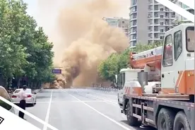 杭州地面冒黄烟系燃气泄漏 天然气公司：塌方拉断燃气管视频封面