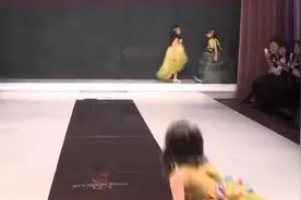 4岁萌娃走秀被意外绊倒，下一秒临场反应曝光，观众彻底被逗笑了视频封面