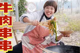 秋妹和弟弟围着火炉烫牛肉串串，裹上香菜折耳根，又麻又辣超过瘾视频封面