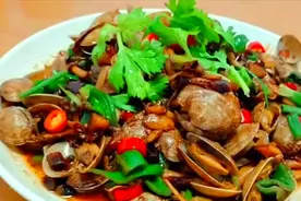 只有当花甲与蘑菇放入一起烧，才能烧出真正的麻辣鲜香美味来