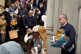 武大校长履新离任，学生纷纷夹道送别，一首《再见》唱哭无数网友视频封面