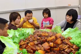家常版红烧肉，配土豆，小火慢炖3小时，肥而不腻，过瘾！视频封面
