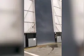 美阿拉巴马州迎来强风暴天气 工人打开大门看到室外景象顿时吓坏