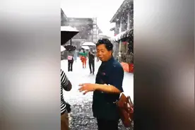 咋回事？贵州某地夏天飘起了鹅毛大雪，简直比冬天的雪还要大