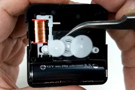 石英表是如何精确计时和转动的？拆开一个给你讲明白它的工作原理视频封面
