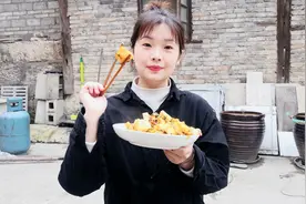 小葵今天做咱们贵州特色的饵块粑，用芹菜糟辣椒炒，又香又软，爽视频封面