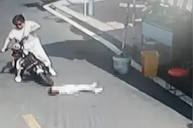 河南女子骑电动载俩娃，孩子犯困从车上掉下险被车轮碾过视频封面