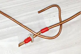 才发现，用电工胶布就能弯空调铜管，不用弯管器一样能弯圆弧形状