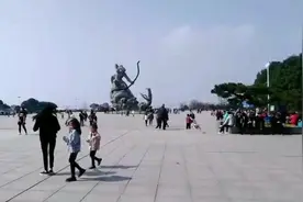 湖南岳阳楼区巴陵广场实拍，后羿斩巴蛇雕像惟妙惟肖，过目难忘！视频封面