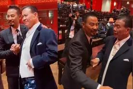 任达华万梓良罕见同框，拥抱热聊飞吻互加好友，仅隔2岁差距大视频封面