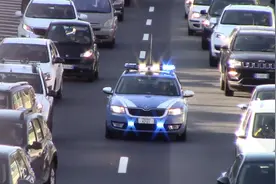 警车在拥堵的高速路上行驶 私家车全部向两侧避让 太壮观视频封面
