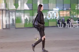 穿着紧身牛仔的姑娘，穿着自己的时尚味道，搭配出气质美视频封面